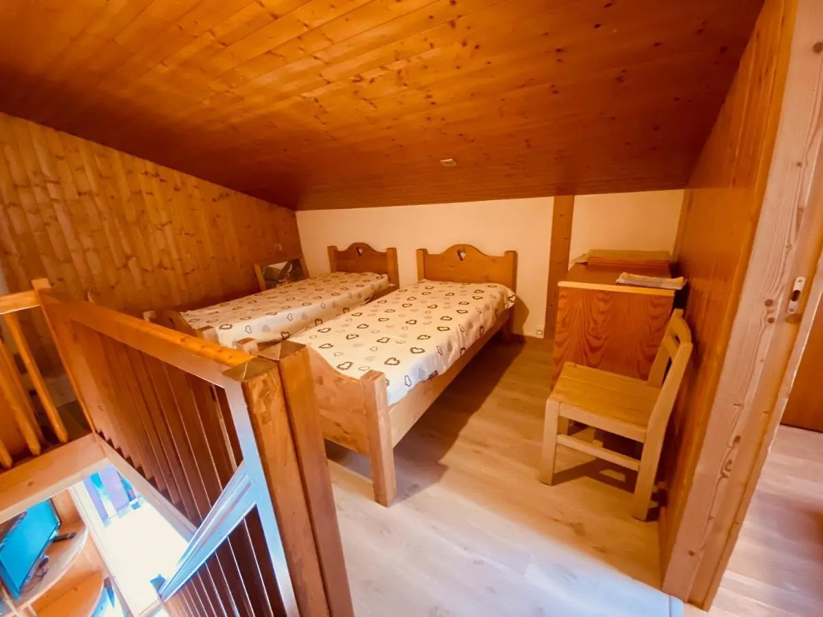 Duplex Au Coeur Du Village Avec Balcon Et Garage A La Clusaz, Proche Des Pistes Et Commodites - Fr-1-459-216